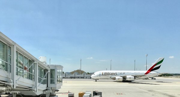 You are currently viewing Emirates A380 landing through clouds goes viral